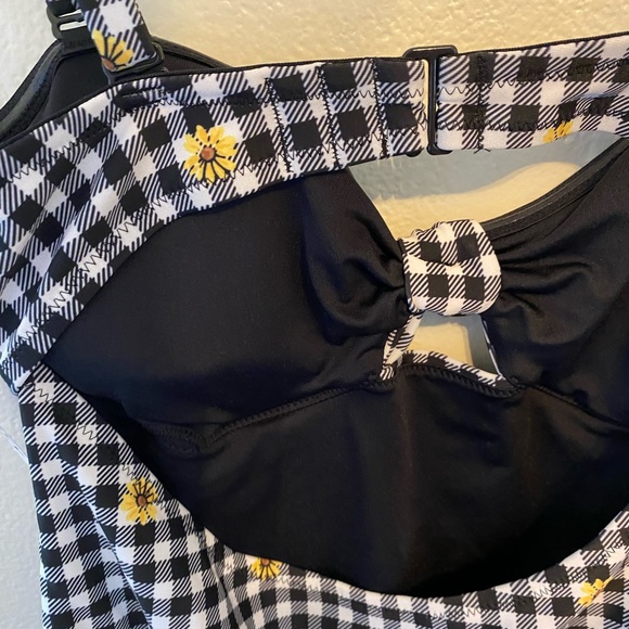 NWT Old Navy Tie-Front Keyhole Bandeau-Style One-Piece Swimsuit for Women - Picture 9 of 11